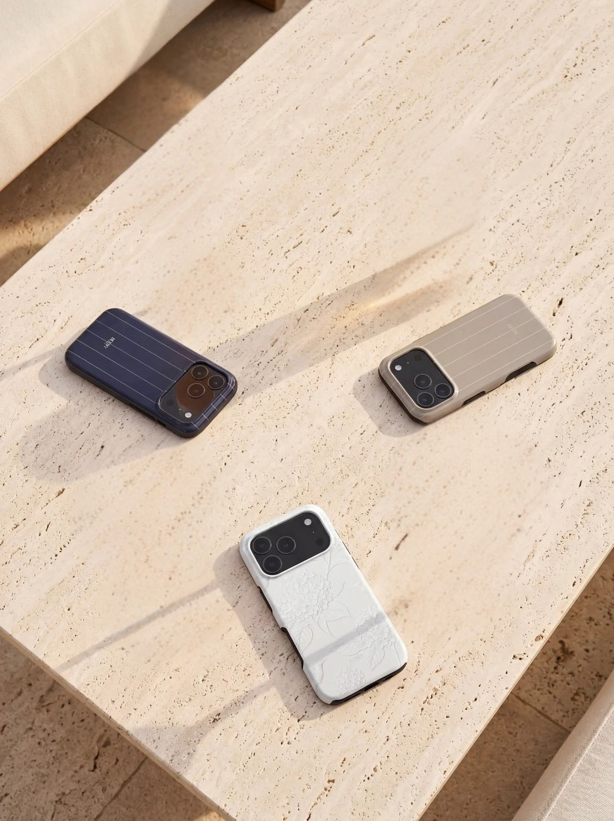 Custodia per iPhone con design decorativo – Quiet Luxury